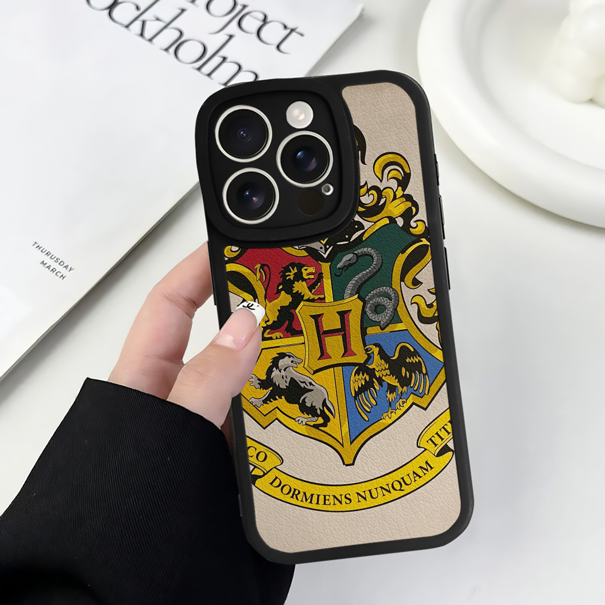 （画像用） Harry Potter ハリー・ポッターシリーズ 【iPhone 16シリーズ対応】シリコンスマホケース（レザー調） 材質：シリコン